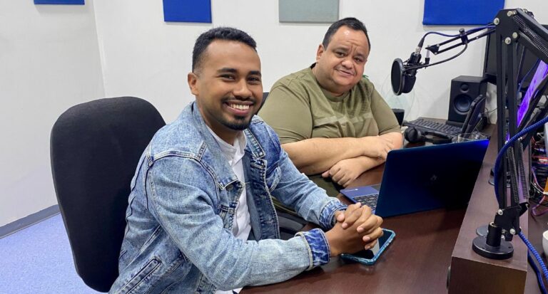 Abel Crespo con el padre Miguel Romero en la cabina de la Voz de Dios 97.5 FM
