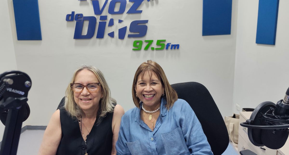 Sarina Cascone junto a Scarlet Celis en la cabina de la Voz de Dios 97.5 FM - Día de la Mujer