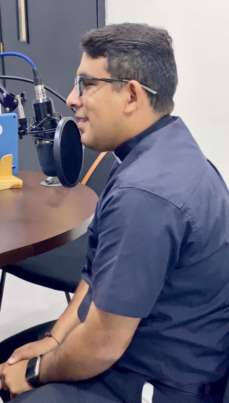 Padre Gabriel Andrade en la Voz de Dios 97.5 fm