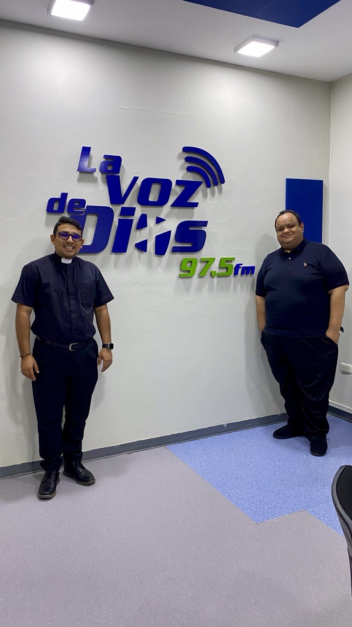 Padre Gabriel hablando de San José con el padre Miguel Romero en la Voz de Dios 97.5 fm