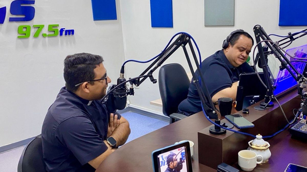 Padre Gabriel Andrade en La voz de Dios