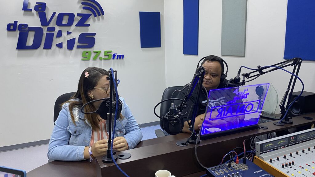 Valeria Ceballos conversando con el padre Miguel Romero