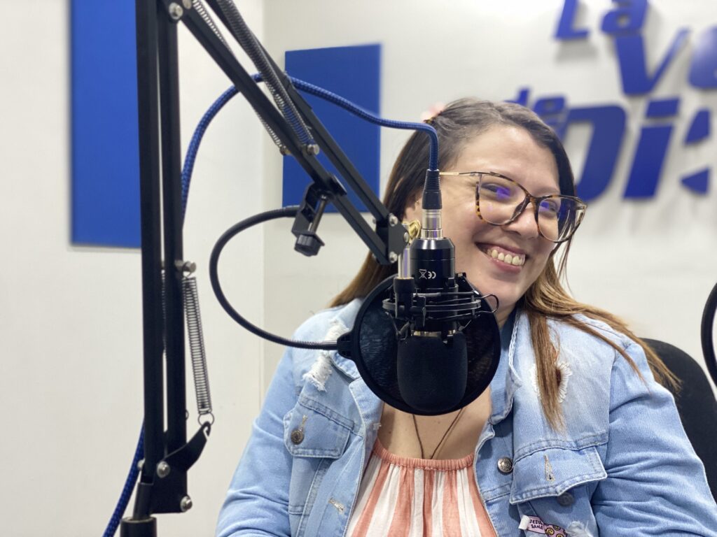 Valeria Ceballos en el programa En vivo con el Padre Miguel Romero por la voz de Dios 97.5 FM