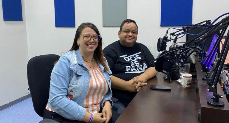 Valeria Ceballos junto al Padre Miguel Romero en La Voz de Dios 97.5FM