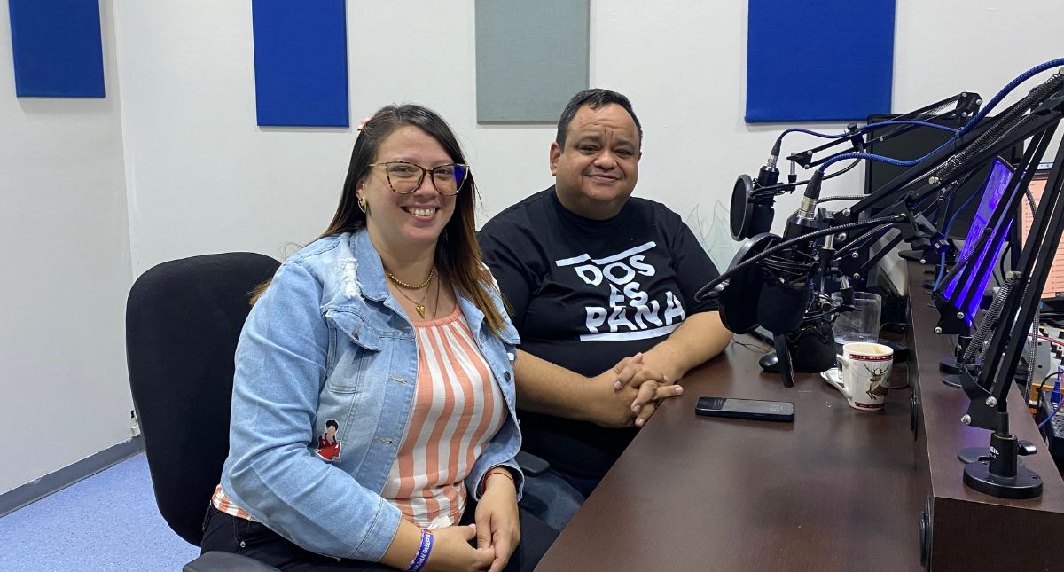 Valeria Ceballos junto al Padre Miguel Romero en La Voz de Dios 97.5FM